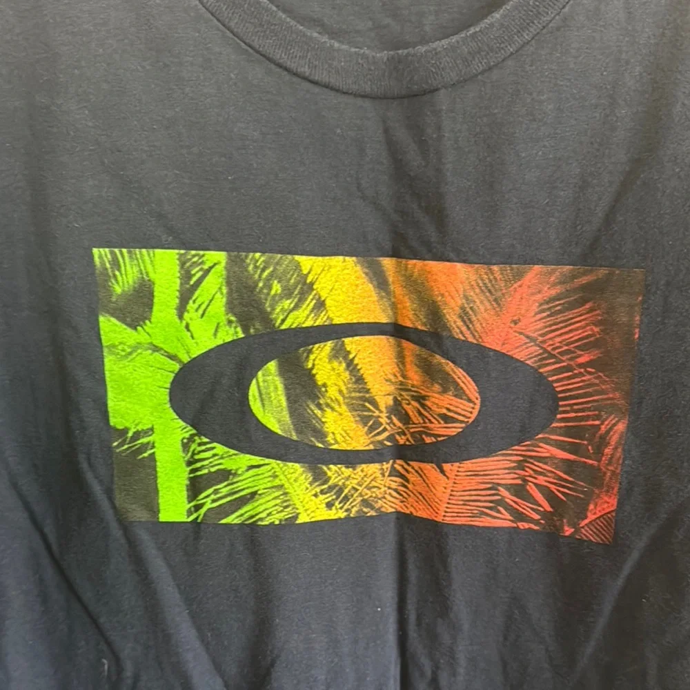 Oakley Blue and Red Short Sleeve Tee / A16 - Picture 3 of 4